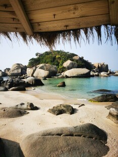 热带海滩岩石与清澈海水