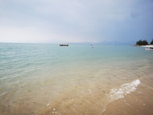 美丽海滨风光 海浪轻拍沙滩