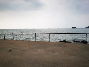 海边护栏旁的开阔景致