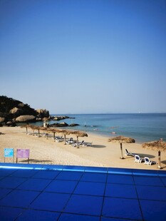 海滨泳池旁的惬意沙滩风光