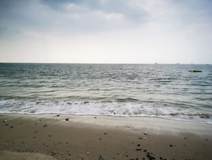 宁静海滩 海浪轻拍沙滩