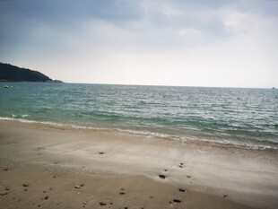 宁静海滩 碧海蓝天之景