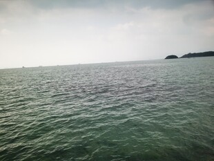 广阔海面与远处岛屿景观