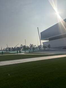 现代建筑旁的开阔绿地