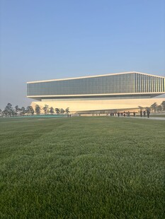 广阔草地旁的现代建筑