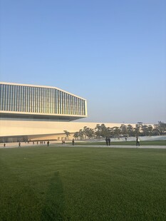 现代建筑前的开阔绿草地