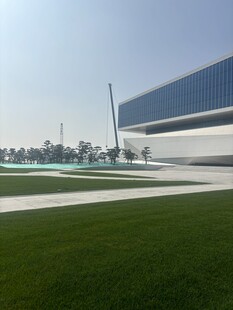 现代建筑旁的开阔绿草地