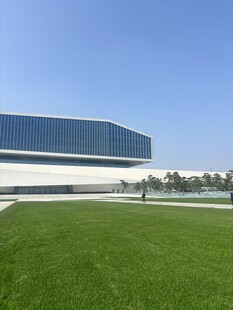 现代建筑前的大片绿草地