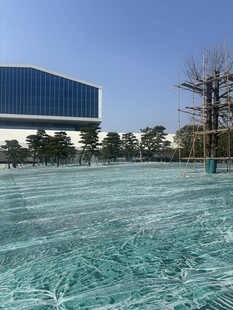 清澈泳池与现代建筑景观