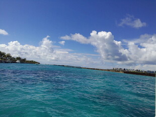 碧海蓝天的海岛风光