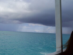 海上乌云下的碧蓝海水