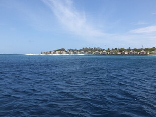 海上远眺岛屿风光