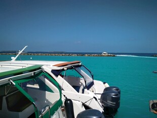 海上游艇停泊于美丽海域