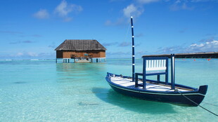 马尔代夫海上小船与小屋