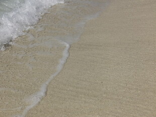 海浪轻吻沙滩的美丽瞬间