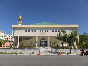 白色清真寺建筑外观