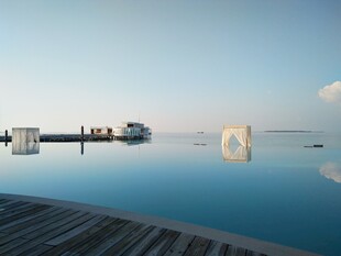 海边泳池与艺术雕塑景观