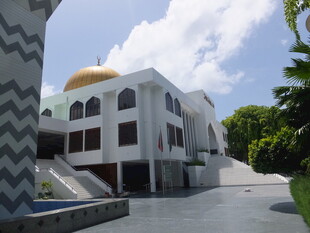 白色建筑配金色圆顶景观