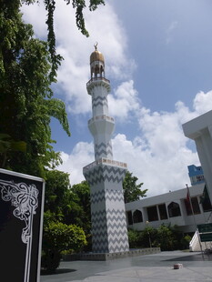 白色尖塔清真寺建筑景观