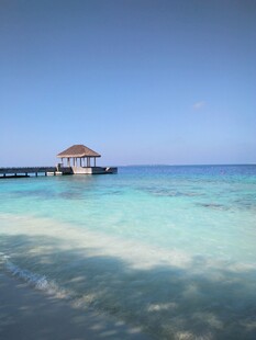 海边栈桥小屋 碧海蓝天