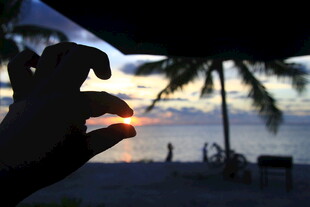 手影绘就海边浪漫日落