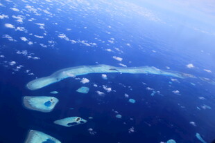 俯瞰蓝色海洋中的岛屿