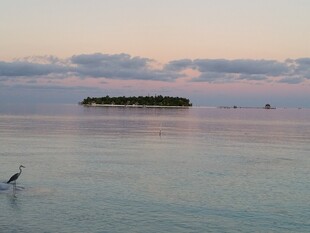 海上小岛的美丽黄昏景色