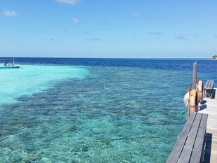 美丽海岛栈桥边的清澈海水