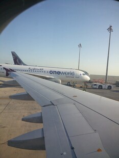 飞机机翼视角下的机场景象