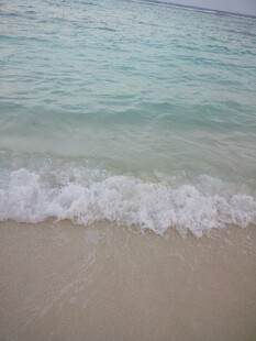 海边沙滩上的白色浪花