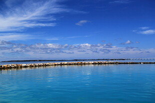 碧海蓝天的美丽海滨风光