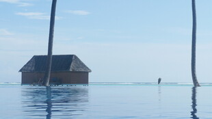 水上孤屋 静谧海岛景致