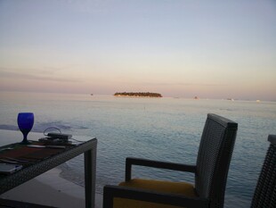 海边餐桌的静谧黄昏时刻