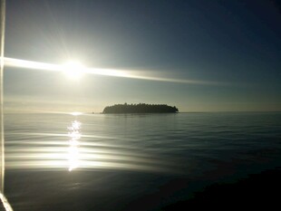 海上日出中的孤岛美景
