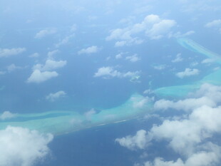高空俯瞰美丽海岛风光
