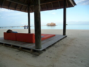 沙滩凉亭下的闲适场景