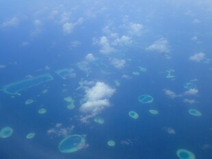 俯瞰蓝色海洋中的珊瑚礁