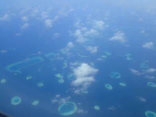 俯瞰蓝色海洋中的珊瑚礁
