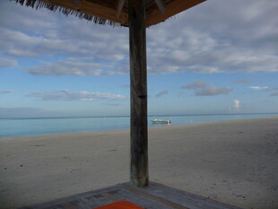 海边凉亭下的开阔海景