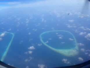 俯瞰海上美丽珊瑚礁群岛