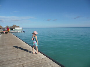 海边栈道上的漫步女子