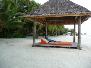 沙滩草亭下的休闲时光