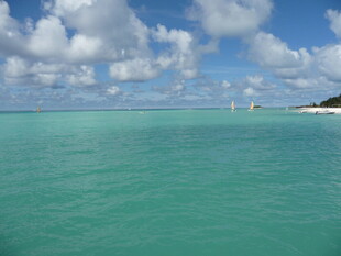 碧海蓝天的美丽海岛风光