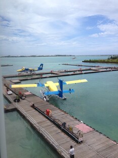 水上飞机停靠在码头
