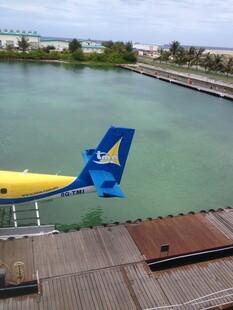 水上飞机停靠在码头