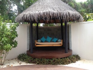 户外茅草亭下的休闲空间