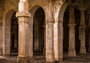 古老拱形石柱建筑空间