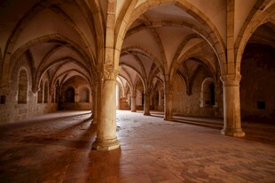 古老拱形大厅内部景观