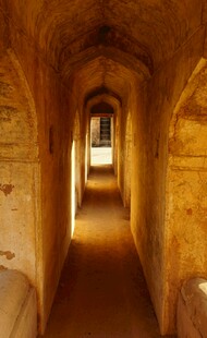 古老狭长的拱形通道