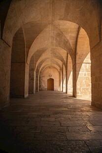 古老拱形长廊内部景象